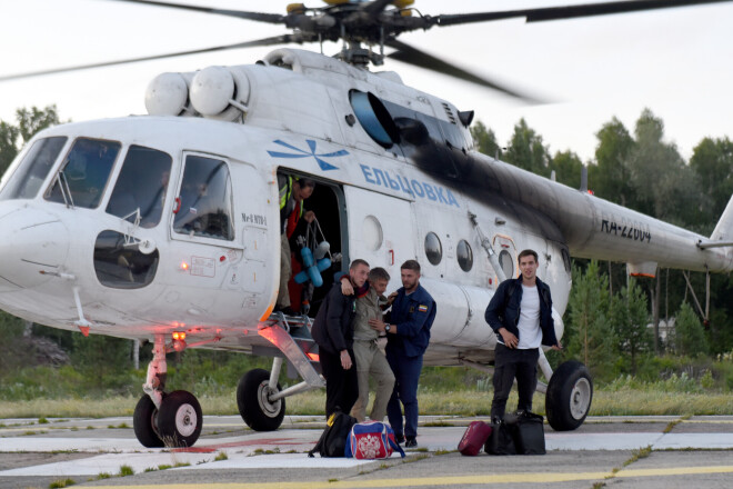 Lidmašīnu meža apvidū pamanījis glābšanas helikopters