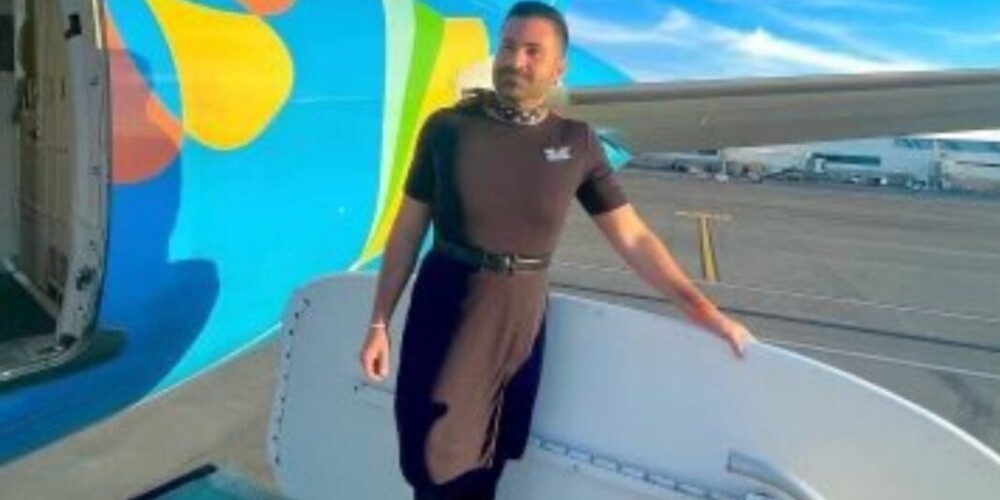 В Сеть попали фото бортпроводника из США, который работает в платье стюардессы