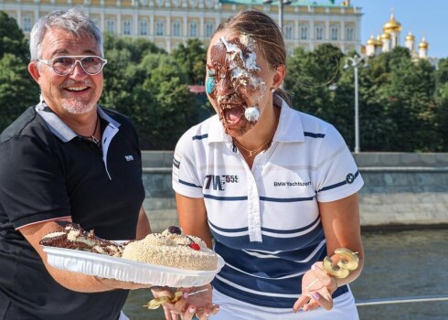 Полина Диброва получила от мужа тортом в лицо, но подписчики юмор не оценили