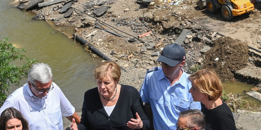 "Vācu valodā nav vārdu, kas raksturotu šo iznīcību" - Merkele neslēpj šoku par plūdu postījumiem