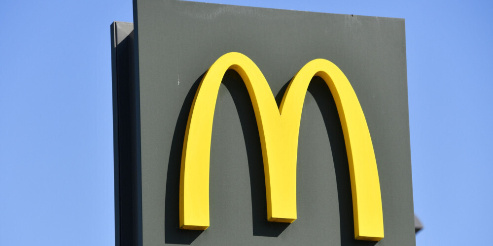 McDonald’s, «Макдо́налдс» — американская корпорация, работающая в сфере общественного питания, крупнейшая в мире сеть ресторанов быстрого питания, работающая по системе франчайзинга. На конец 2018 года под торговой маркой McDonald’s работало 37 855 ресторанов, из них 35 085 на правах франчайзинга. Корпорация входит в список крупнейших компаний США Fortune 500 (в 2019 году 149-е место). Штаб-квартира компании расположена в пригороде Чикаго Оук-Бруке.