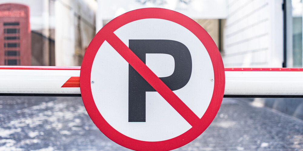 Сегодня в Риге ограничат остановку транспортных средств на улице Маза Пилс
