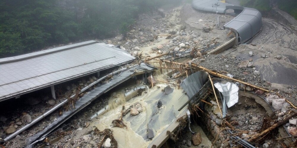 FOTO: plūdi Vācijā izpostījuši slaveno Kēnigszē kamaniņu trasi; zaudējumi pārsniedz 10 miljonus eiro