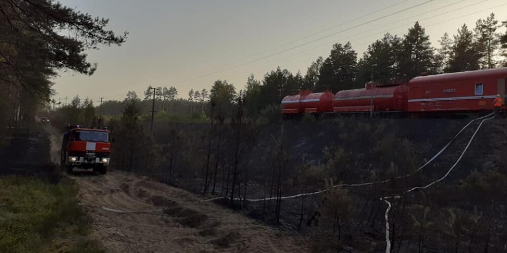 Jau ceturto dienu turpina dzēst ugunsgrēku gar dzelzceļu Siguldas pusē