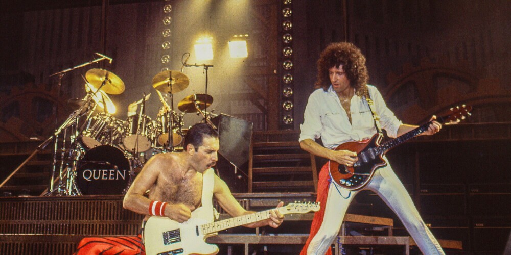 Queen (в переводе с англ. — «королева») — британская рок-группа, добившаяся широчайшей известности в середине 1970-х годов, и одна из наиболее успешных групп в истории рок-музыки. Средства массовой информации называют группу «культовой» и пишут, что она и по сей день имеет сотни миллионов поклонников. Группа выпустила пятнадцать студийных альбомов, пять концертных и многочисленные сборники. Восемнадцать хитов «Queen» занимали первые места в чартах разных стран. Каждый участник группы является автором как минимум одного хита, достигавшего вершины британского чарта. Концертные выступления группы также были признаны одними из самых ярких и значимых за всю историю рока.Широкую известность получили и видеоклипы «Queen» за новаторство в области спецэффектов и монтажа. Снятый в 1975 году видеоклип на песню «Bohemian Rhapsody» называют ключевым в истории музыкальных видеоклипов, а его успех вдохновил развитие этой индустрии[