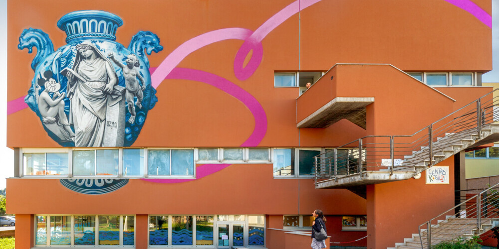 Iespaidīgu sienas gleznojumu Liepājā veido pasaulslavenais itāļu grafiti mākslinieks OZMO