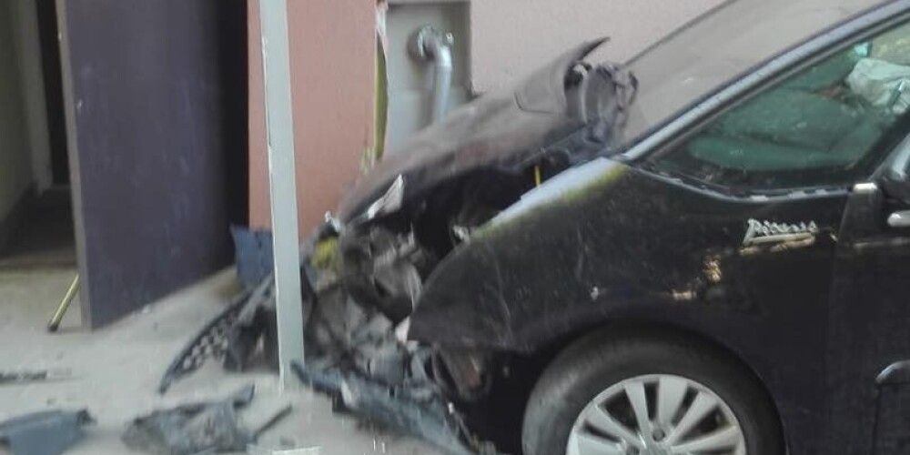 В Олайне водитель врезался в стену дома и сломал газопровод, подвергнув опасности жизнь жителей