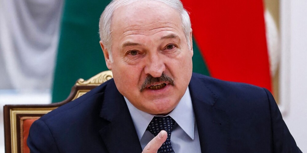 "Vajadzēja iznākt un sasist tam nelietim purnu" - Lukašenko pārmet Baltkrievijas vēstniekam Latvijā bezdarbību karoga noņemšanas lietā