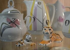 Mercendarbes muižā izstādīta Baldones skolēna Teo iespaidīgā Rīgas leģendāro porcelāna trauku kolekcija