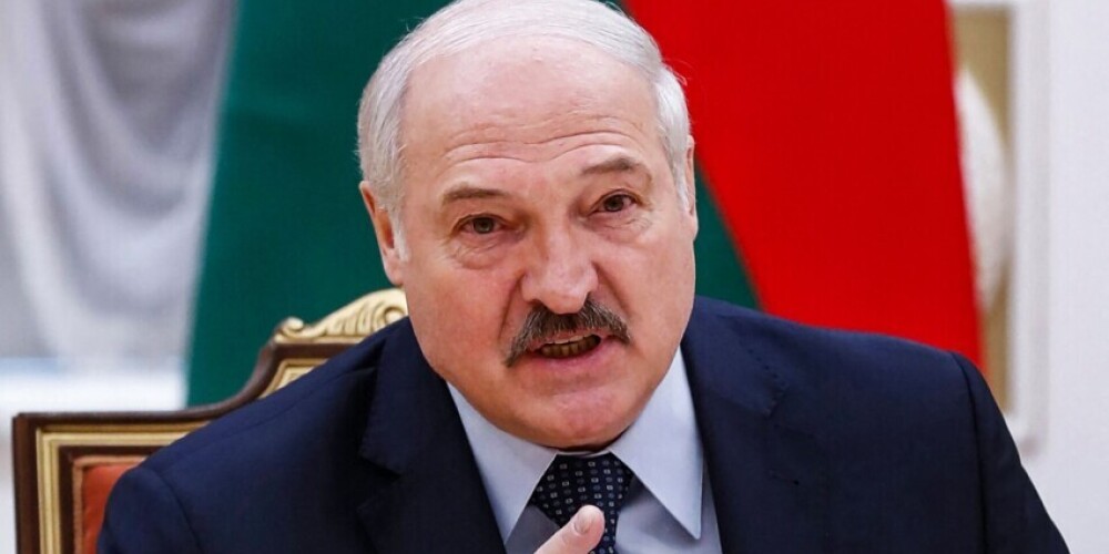 "Нужно было набить тому мерзавцу морду!": Лукашенко обвинил посла Беларуси в Латвии в бездействии в деле о снятии флага