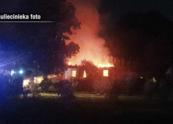 Спасать абсолютно нечего: молодая семья в Кандаве потеряла дом при пожаре, возможен поджог