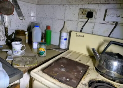 Virtuvē izskatījās tā, it kā drīzumā kāds taisās brokastot.