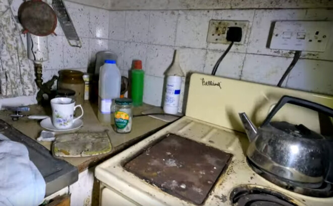 Virtuvē izskatījās tā, it kā drīzumā kāds taisās brokastot.