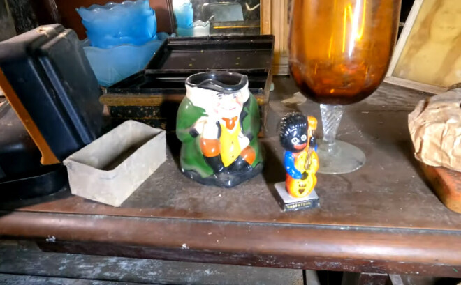 Vienā no plauktiņiem Daniels atrada divas Golliwog figūriņas.