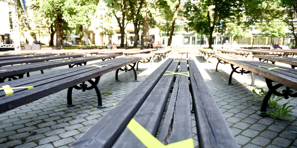 Чтобы ликвидировать место ночной жизни в Риге, с эстрады Верманского сада уберут скамейки