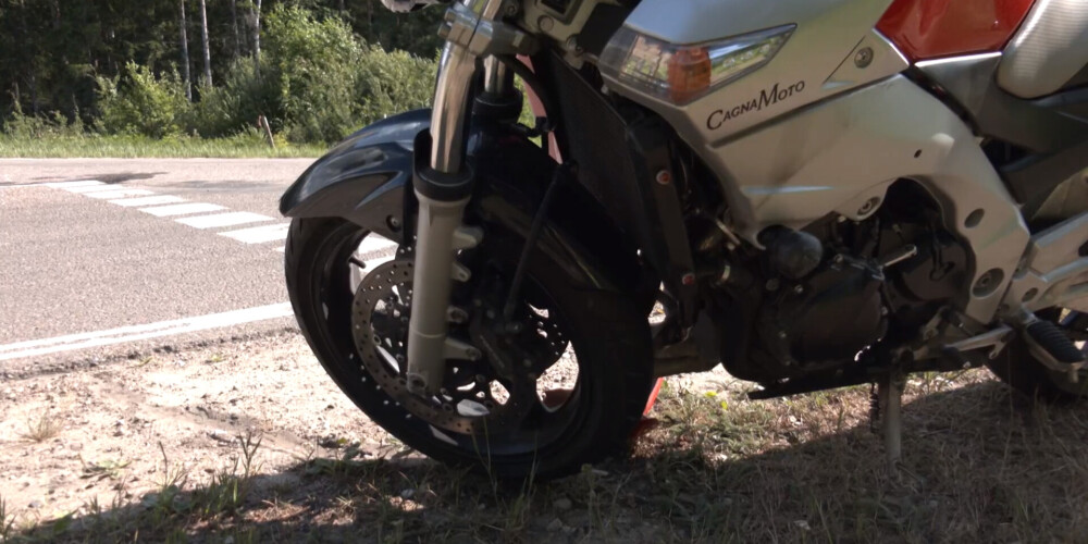 На Вентспилсском шоссе молодой человек сбил мотоциклистку