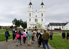 Svētceļnieku grupa ierodas Aglonas bazilikā, lai piedalītos Vissvētākās Jaunavas Marijas Debesīs uzņemšanas svētkos.