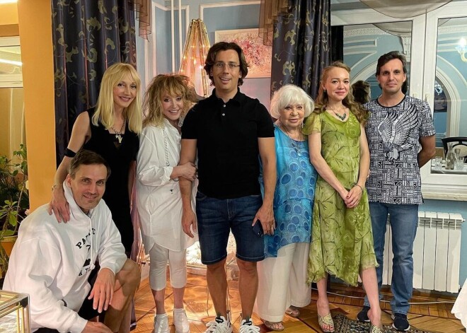 Алла Пугачева в белых леггинсах и рубашке не устояла перед музыкальной импровизацией в гостях у друзей