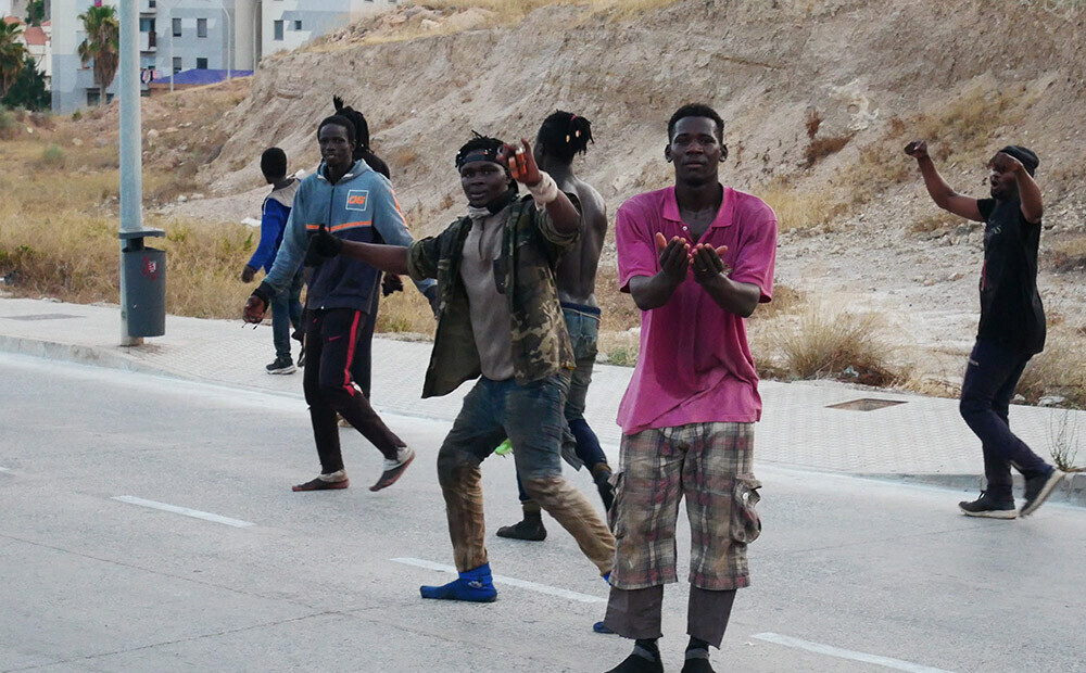 238 illegal immigrants break into a 6-meter-high fence in the Spanish enclave of Melilla