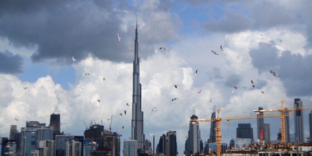 Dubaijā mākslīgi rada nokrišņus cīņā pret 50 grādu karstumu