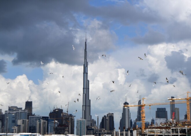 Dubaijā mākslīgi rada nokrišņus cīņā pret 50 grādu karstumu