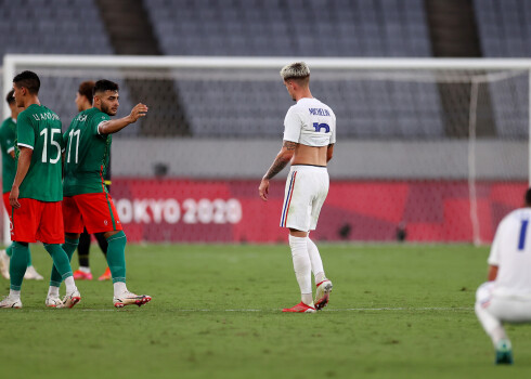 Francijas futbolisti pārdzīvo pēc neveiksmes pret Meksiku.