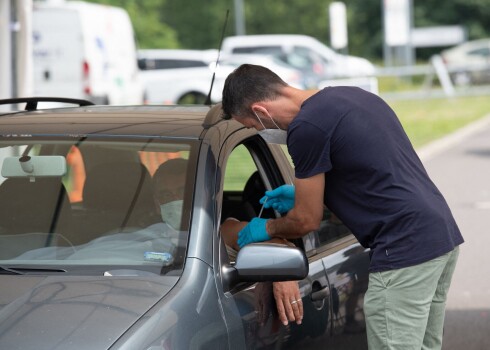 Berlīnē uzsākta vakcinācija pēc “drive-thru” principa kā pie ātro uzkodu ēstuvēm, kad burgeru var dabūt, neizkāpjot no auto.