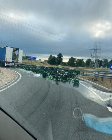 Salaspils rotācijas aplī kāda smagā automašīna pazaudējusi kravu.