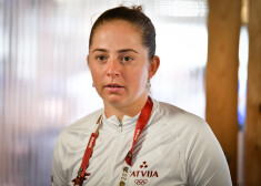 Aļona Ostapenko ir apmierināta ar Tokijā notiekošo.