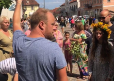 Cilvēki protestē pret piespiedu vakcīnu pie Kuldīgas novada domes.