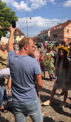 Cilvēki protestē pret piespiedu vakcīnu pie Kuldīgas novada domes.