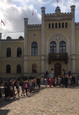 Cilvēki protestē pret piespiedu vakcīnu pie Kuldīgas novada domes.