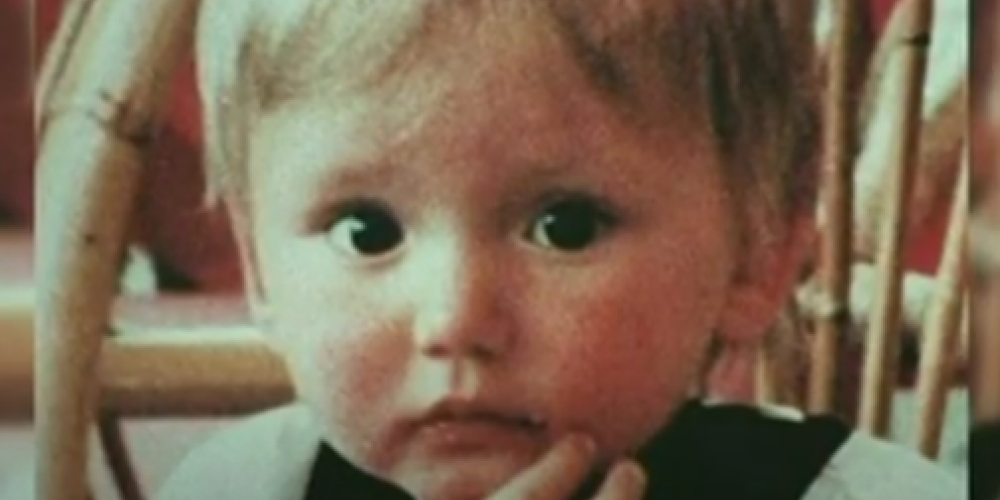 Pirms 30 gadiem uz salas Grieķijā pazuda mazs zēns. Policijai ir sava versija par notikušo, bet māte tai joprojām netic