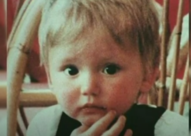 Pirms 30 gadiem uz salas Grieķijā pazuda mazs zēns. Policijai ir sava versija par notikušo, bet māte tai joprojām netic