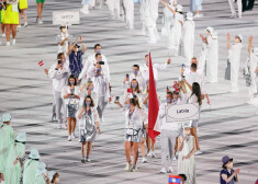 Aļona Ostapenko un Agnis Čavars Tokijas Olimpisko spēļu atklāšanas ceremonijā nes Latvijas karogu.