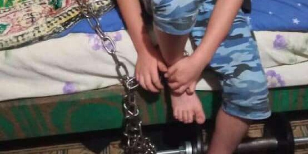 7-летнего ребенка посадили на цепь с целью "перевоспитания"