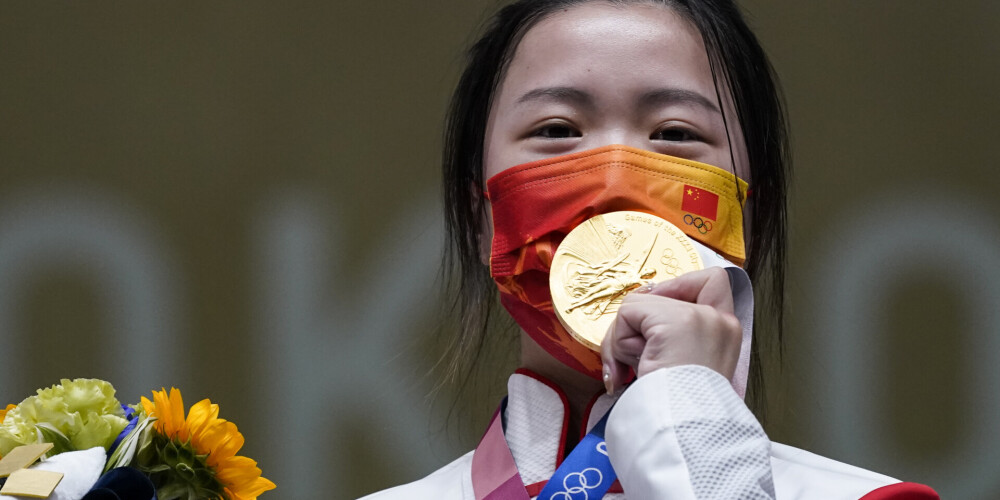 Ķīnas šāvēja Jana kļūst par pirmo Tokijas olimpisko spēļu čempioni