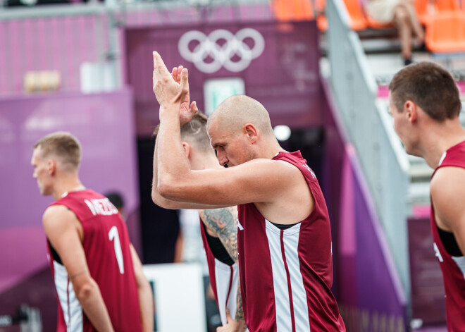 Latvijas 3x3 basketbola komanda ar valsts karognesēju spēļu atklāšanas ceremonijā Agni Čavaru, Nauri Miezi, Kārli Paulu Lasmani un Edgaru Krūmiņu ierindā Tokijas olimpisko spēļu pirmajā mačā ar 21:14 astoņās minūtēs uzvarēja sīksto un ambiciozo Poliju.