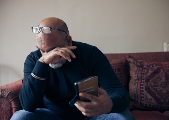 Ради 100 евро? Мошенники выкрали деньги, но латвийцу отказали в возбуждении уголовного дела