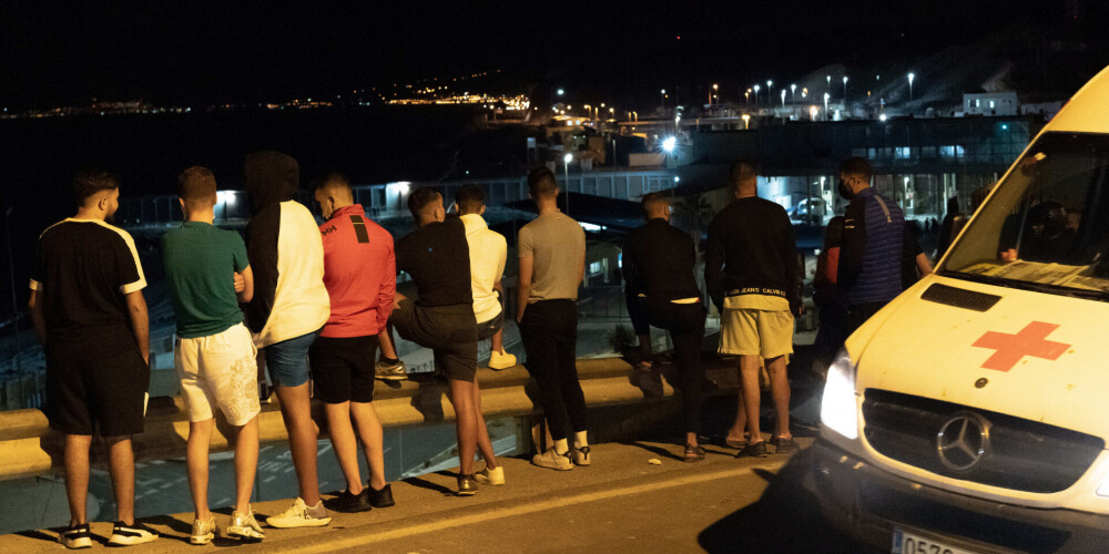 Marokas karaflote izglābusi 368 migrantus, kas mēģināja nokļūt Spānijā