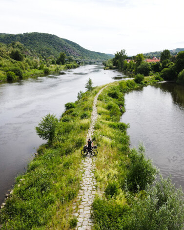 Čehijā, ap desmit kilometru no Prāgas, kur Edgars pavadīja pusi dienas. Skaista, īpaši laba vieta mīlniekiem, tikai ar velosipēdu bija diezgan grūti – tas jāpieskata, reizē bildējot, kas nogurdina. “Tik, cik Prāga bija skaista, tik braukšana ārpus tās pilnīgi pretēji. Diezgan piemēslots, smirdīgs posms,” atklāts ir Edgars. Taciņa gar upes krastu bijusi ļoti nebaudāma, zem tikko nopļautās zāles slēpās dažnedažādas formas un lieluma akmeņi. 