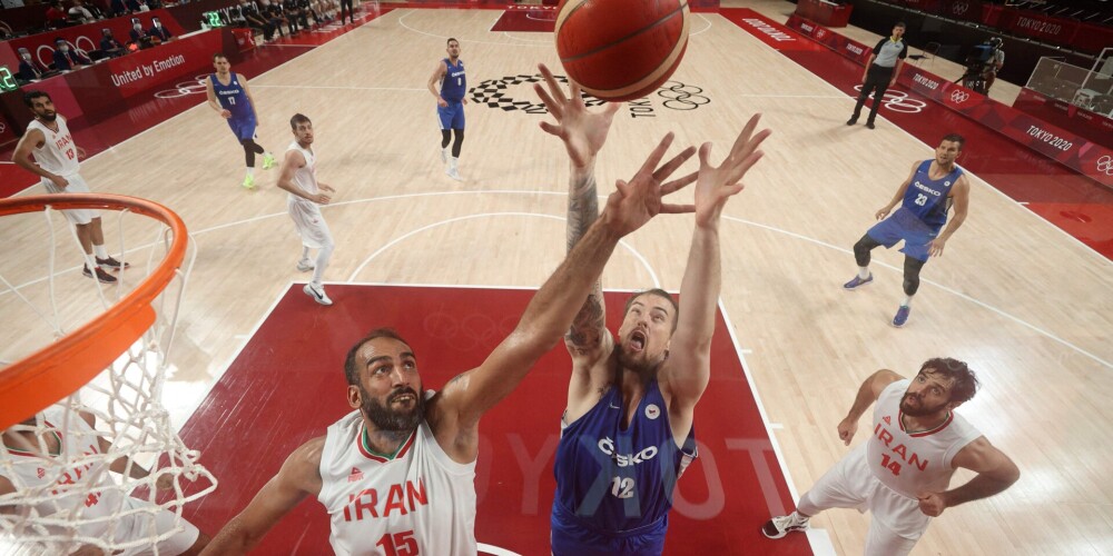 Čehijas un Itālijas basketbolisti svin uzvaras olimpiskā turnīra ievadā