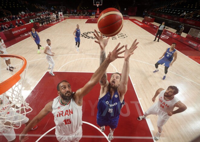 Čehijas un Itālijas basketbolisti svin uzvaras olimpiskā turnīra ievadā