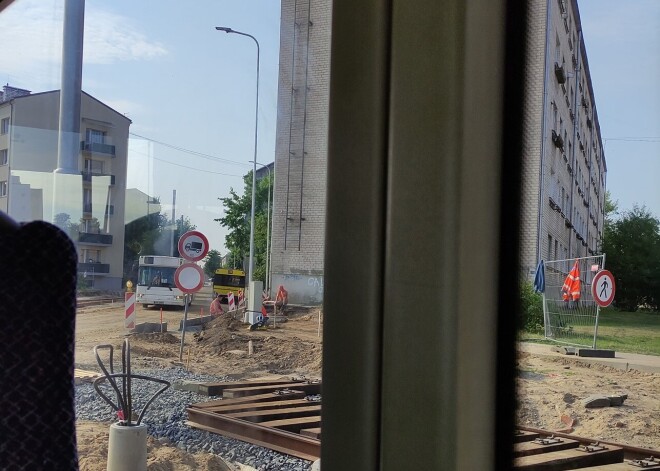 "Волшебное" расширение дороги в Даугавпилсе: автобусы больше не помещаются, водители матерятся