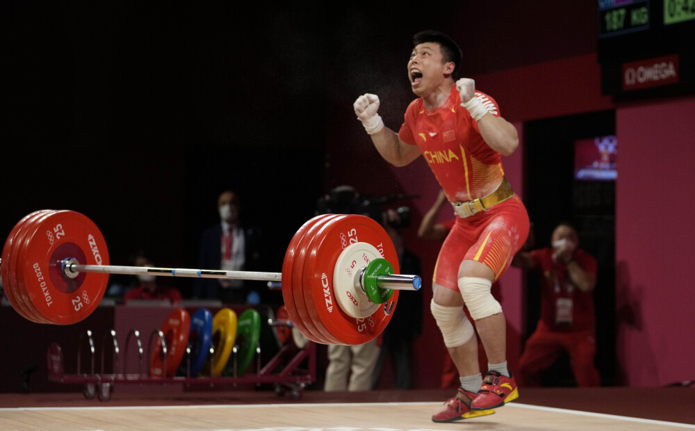 Čens Ķīnai svarcelšanā sagādā trešo olimpisko spēļu zeltu trijās disciplīnās