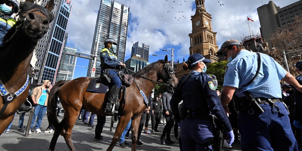 В Сиднее полиция оштрафовала сотни демонстрантов, выступивших против ограничений Covid-19