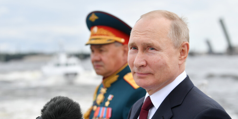 Putins: Krievijas Jūras spēku bruņojums spēj dot "neatvairāmu triecienu" jebkuram pretiniekam
