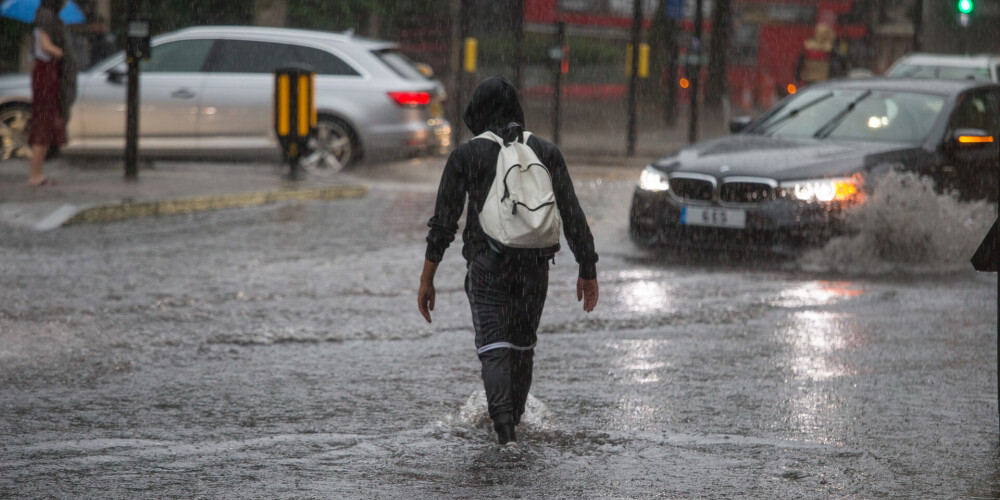 Londonā spēcīgu lietusgāžu laikā applūdušas vairākas metrostacijas un ielas