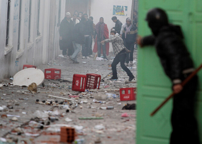 Pēc plašiem protestiem Tunisijas prezidents apturējis parlamenta darbu un atlaidis premjeru