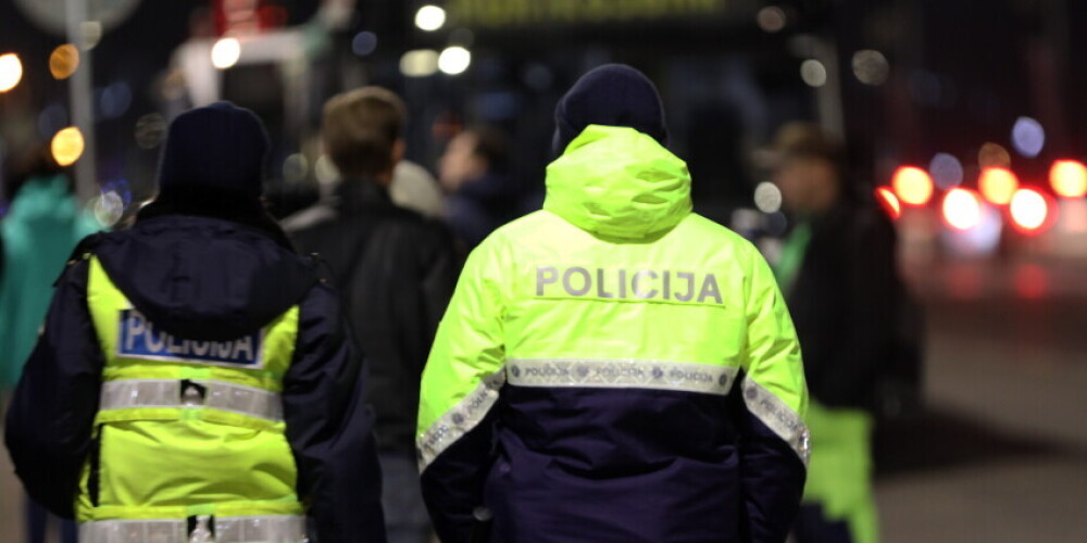 За совершение кражи в магазине полиция задержала четырех молодых людей в Елгавском районе